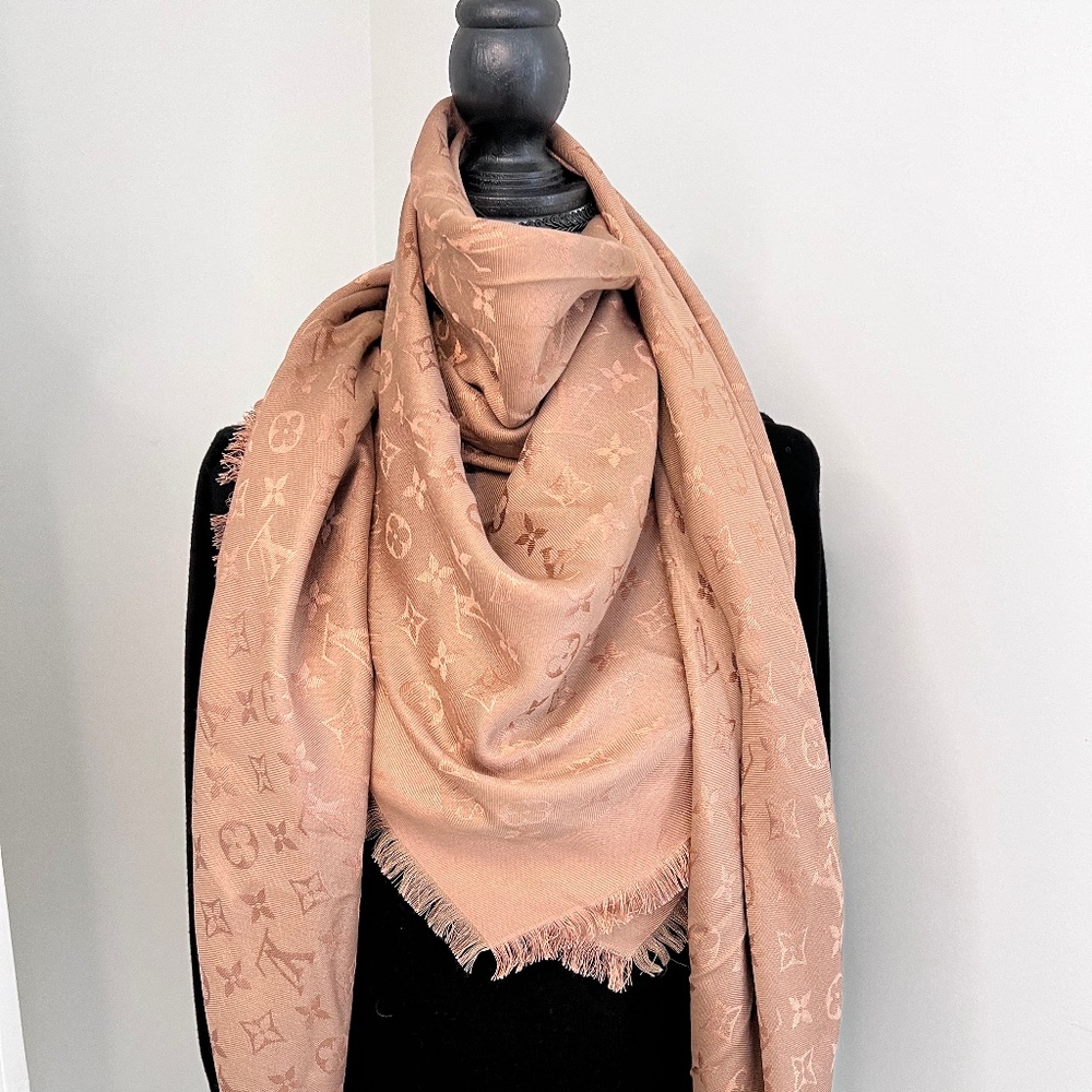 #25 Louis Vuitton Classic Shawl